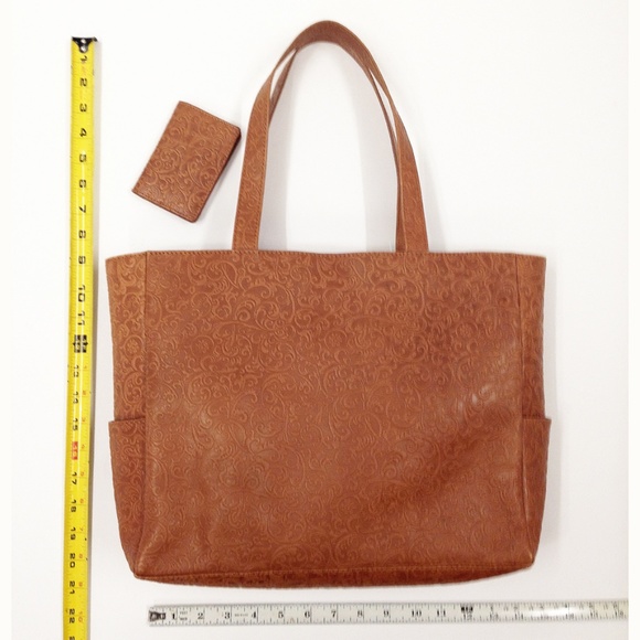 Metropolitan Museum Embossed Leather Bag & Wallet - Picture 2 of 8